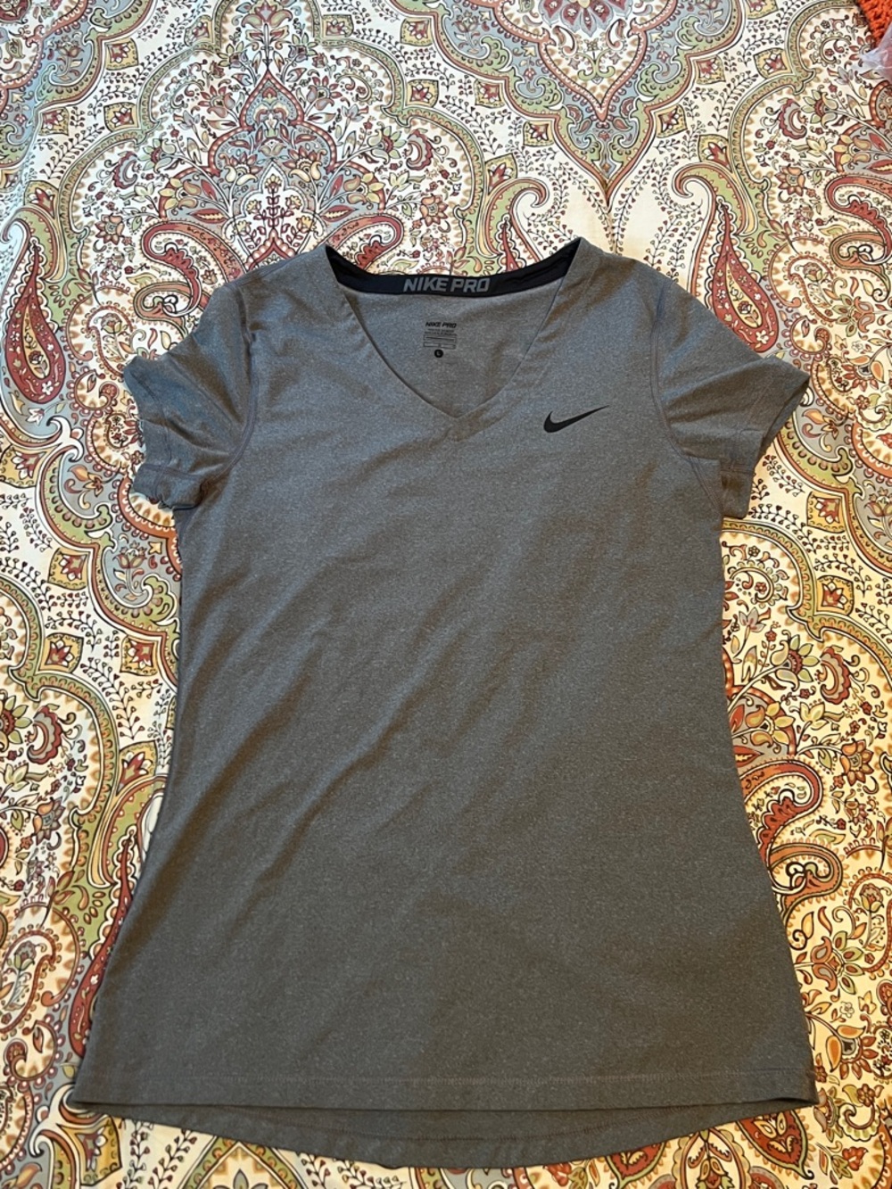 Nike Women's Gray V-Neck Short Sleeve Performance Tee Large